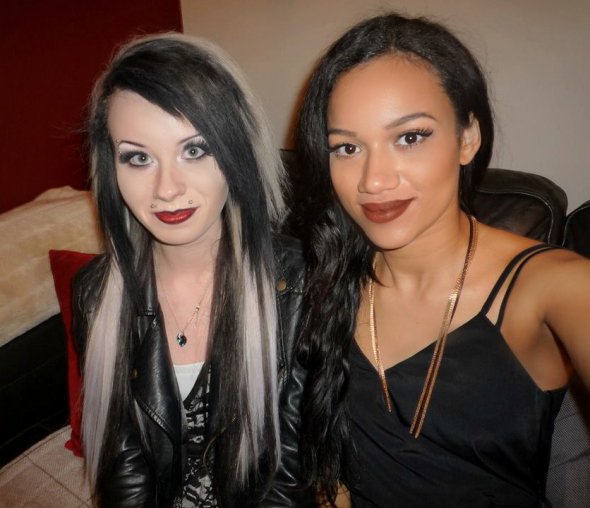 Девочкам-близняшкам которые родились с разным цветом кожи уже 22 года