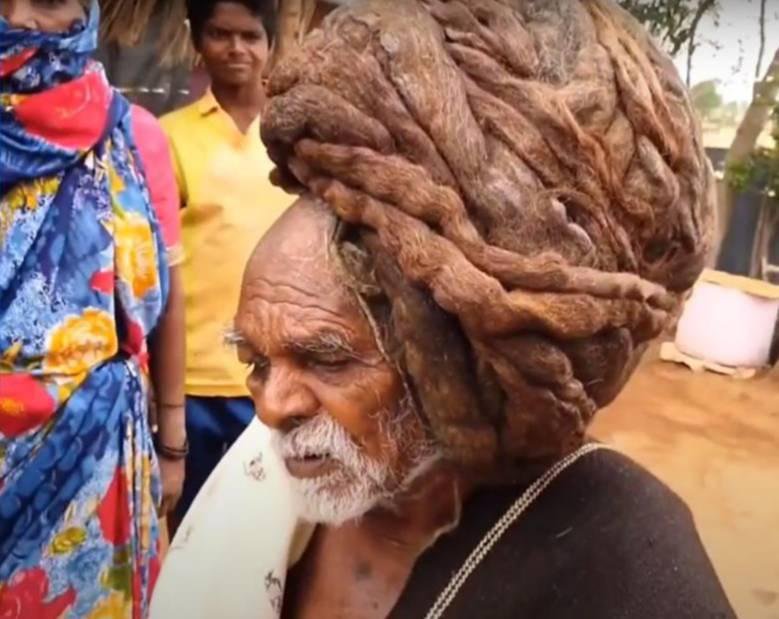 95-летний старик не стригся ни разу в жизни, и его длинные волосы стали для людей святыней