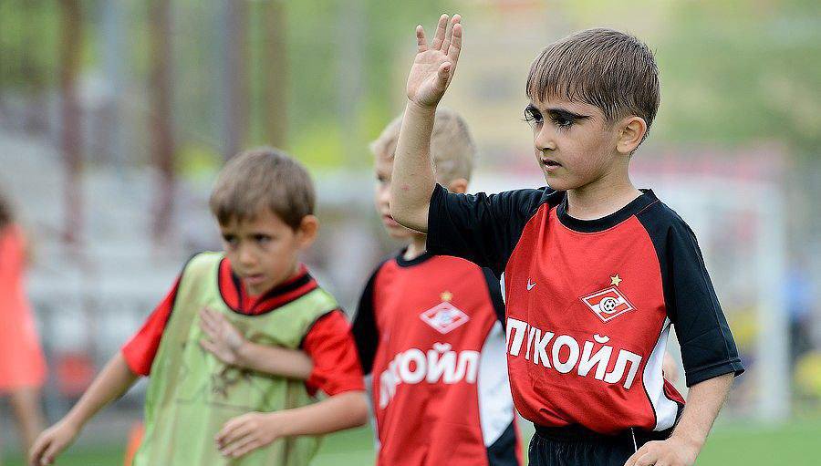 У этого мальчика самые длинные ресницы в России