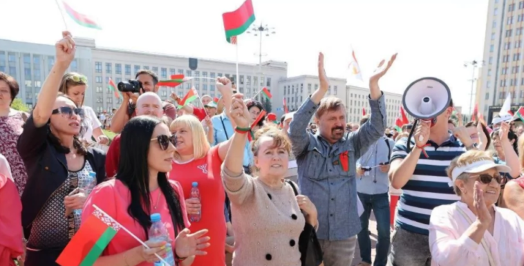 Латвия передаст митингующим Беларуси €150 тыс в качестве поддержки