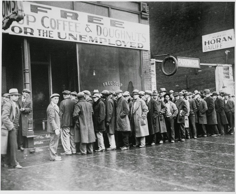 История в фото: очередь в бесплатную столовую Аль Капоне во времена Великой депрессии