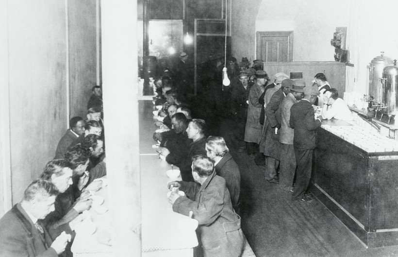 История в фото: очередь в бесплатную столовую Аль Капоне во времена Великой депрессии