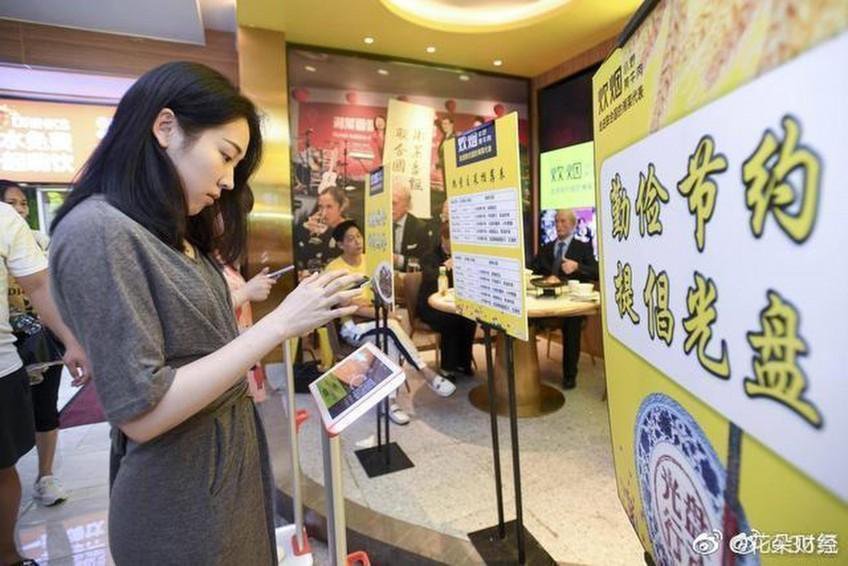 Ресторан в Китае предложил клиентам взвешиваться, чтобы они одумались перед тем, как объедаться