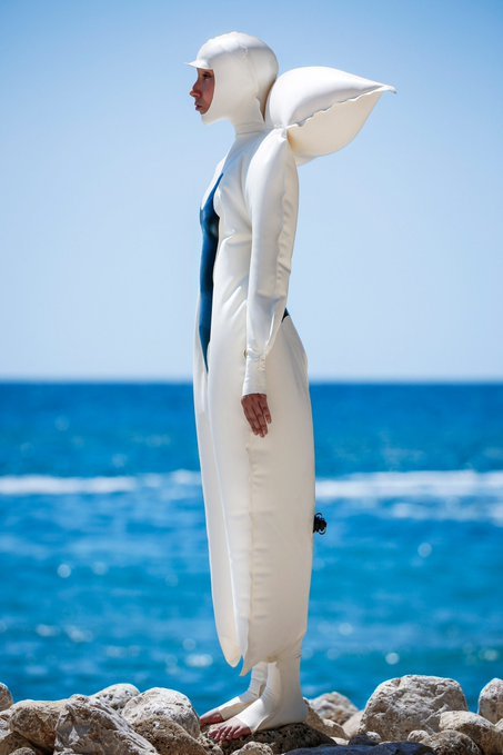Испанский художник создал надувной костюм для людей с аллергией на солнце