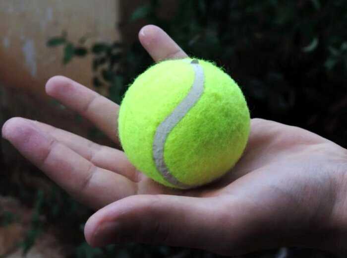 Почему теннисные мячи пушистые? А что будет, если их побрить?