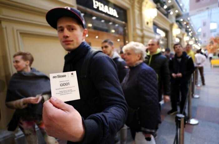 Места в очереди за свежими «айфонами» снова оценивают в десятки тысяч