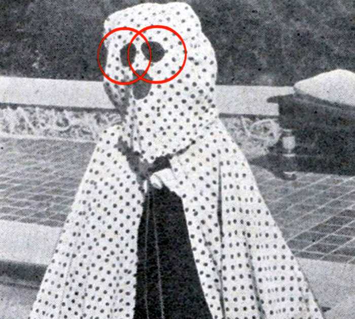 На фото женщина в костюме привидения, но немногие знают, зачем на самом деле она его надела