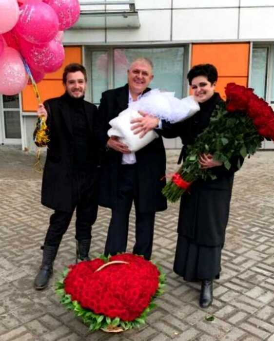 Финалистка шоу «Битва экстрасенсов», 52-летняя мама Влада Кадони, показала мужа с новорожденной