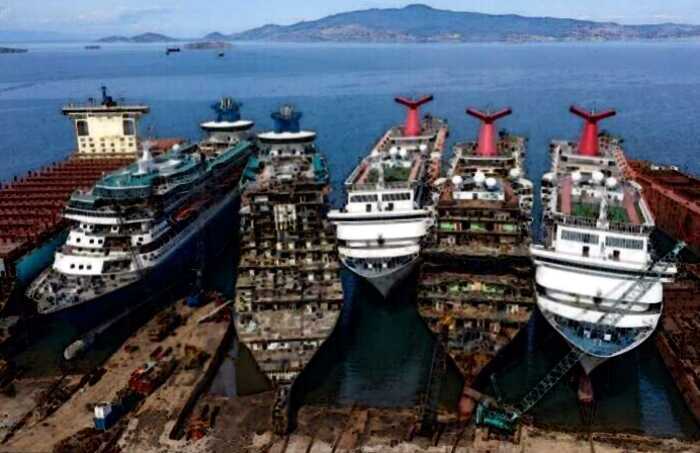 В Турции на утилизационной верфи круизных лайнеров выстроилась очередь из кораблей