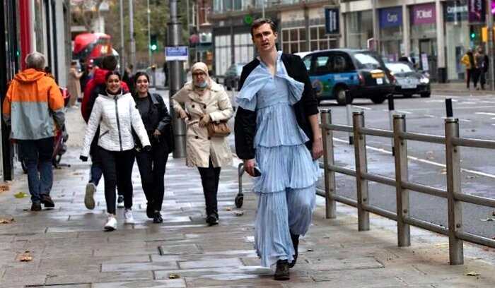 Журналист прошёлся в длинном платье по улицам Лондона, чтобы посмотреть на реакцию людей