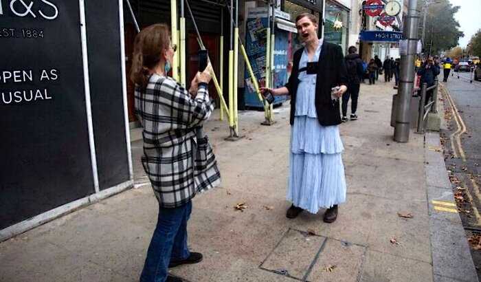 Журналист прошёлся в длинном платье по улицам Лондона, чтобы посмотреть на реакцию людей