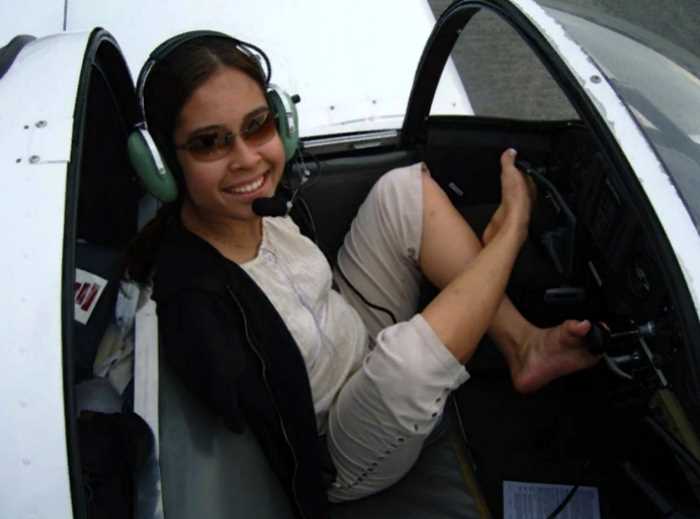 Девушка родилась без рук, но стала мастером боевых искусств, водит авто и самолет!