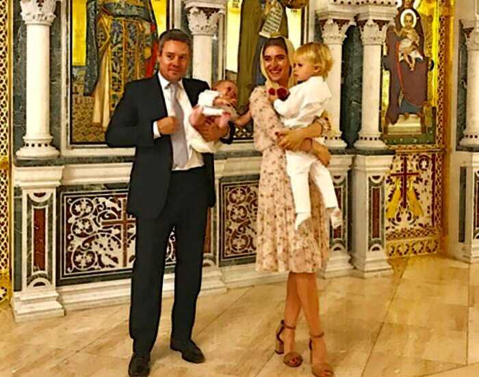 Британский миллионер бросил беременную русскую жену с двумя детьми