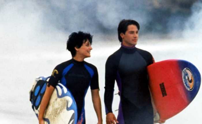 Сломал четыре ребра во время серфинга, кто был под маской Рейгана: 20 фактов о фильме “На гребне волны”