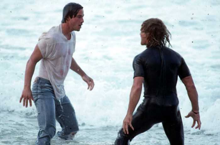 Сломал четыре ребра во время серфинга, кто был под маской Рейгана: 20 фактов о фильме “На гребне волны”
