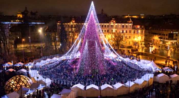 Фото рождественской ёлки в Вильнюсе, которую назвали самой-самой красивой в Европе