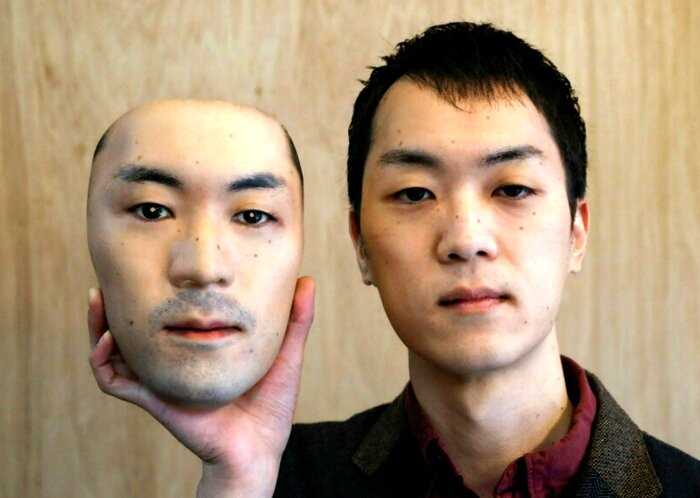Японец создал гиперреалистичную маску, которая полностью меняет внешность