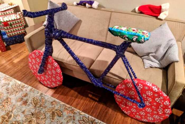 Думаете, что завернуто в подарочную бумагу? Велосипед? Вы ошибаетесь, на самом деле это что-то другое!