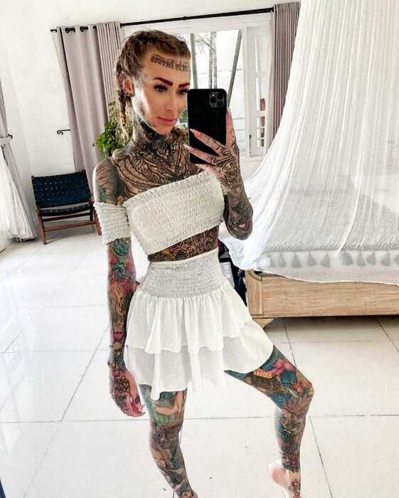 Одна из самых татуированных женщин Британии закрасила половину своих тату и показала, как выглядит с ними и без них
