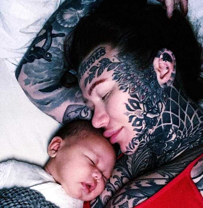Одна из самых татуированных женщин Британии закрасила половину своих тату и показала, как выглядит с ними и без них