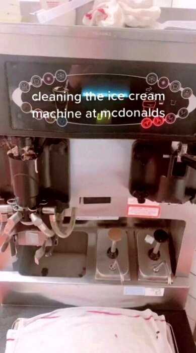 Работница «Макдоналдса» напугала любителей мороженого неаппетитным видео