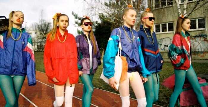 Модные приметы 90-х: джинса, одежда кислотного цвета и челки домиком