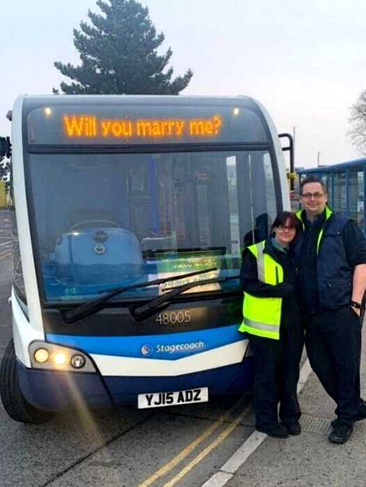 Автобусная романтика: водитель сделал предложение своей даме прямо на рабочем месте