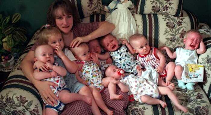 В 1997 году эта женщина родила 7 детей. Как живут сейчас первые в мире семерняшки?