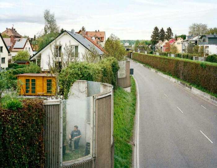 Почему вокруг домов Швейцарии возводят многометровые стены