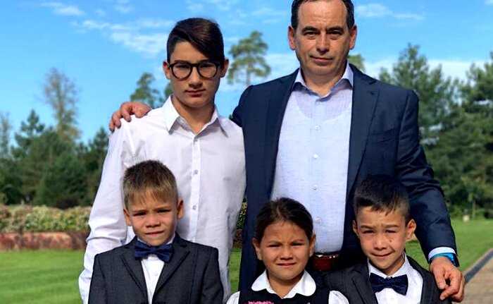 Миллиардер Роман Авдеев, будучи отцом шестерых детей, усыновил еще17