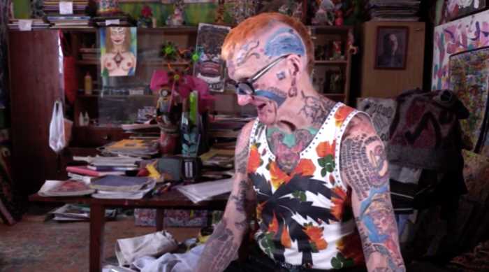 Спартак — чемпион: 74-летний художник из Екатеринбурга забил всё тело татуировками и написал 70 кг стихов