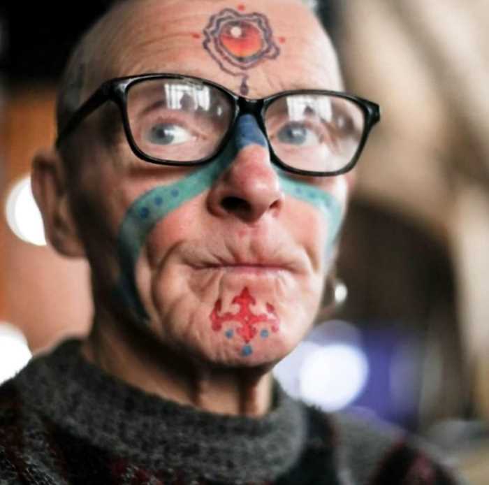 Спартак — чемпион: 74-летний художник из Екатеринбурга забил всё тело татуировками и написал 70 кг стихов