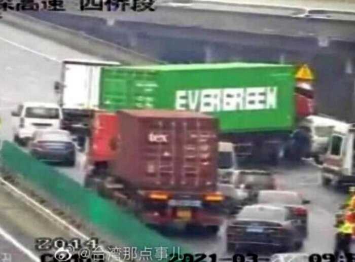 Грузовик грузовик компании Evergreen последовал примеру контейнеровоза