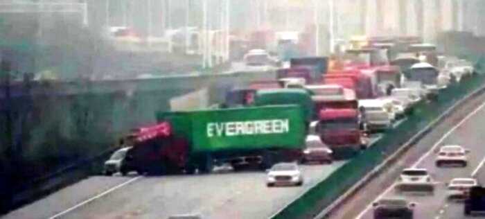 Грузовик грузовик компании Evergreen последовал примеру контейнеровоза