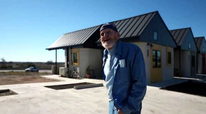 70-летнему бездомному подарили дом, распечатанный на 3D-принтере, и он стал первым жителем такого дома