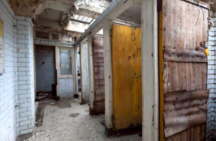 Женщина превратила заброшенный общественный туалет в шикарный дом