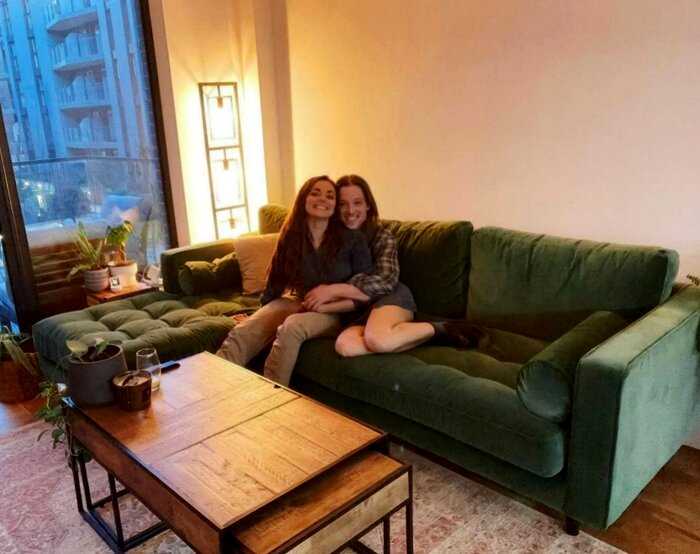 Парочка сделала фото на новом диване и создала настоящую иллюзию, которую не сможешь развидеть