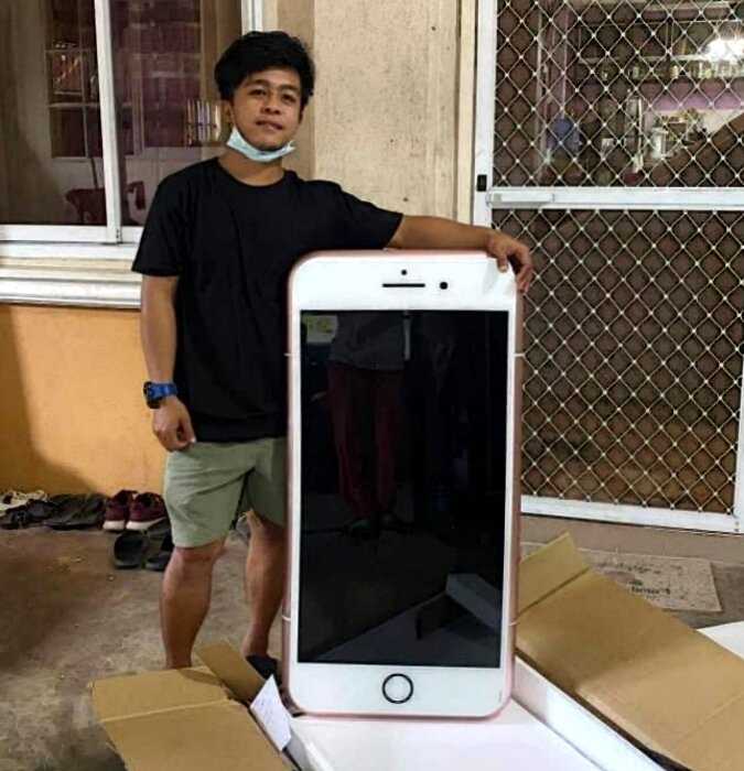 Парень из Таиланда заказал в интернет-магазине айфон, но он не может его поднять, не то чтобы звонить куда-то
