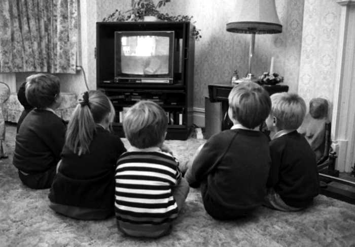 В Британии тысячи семей до сих пор смотрят чёрно-белые телевизоры — через 50 лет после начала цветного вещания