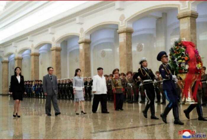 В Северной Корее пышно отпраздновали день рождения Ким Ир Сена