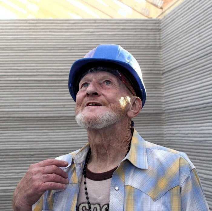 70-летний бездомный поселился в напечатанном на 3D-принтере доме