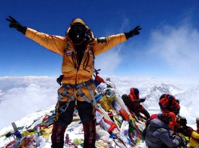 Зачем люди покоряют Эверест, и как выглядит гора на самой ее вершине