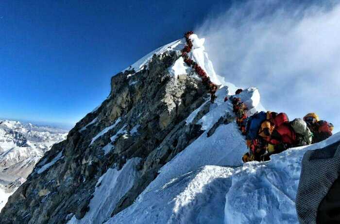 Зачем люди покоряют Эверест, и как выглядит гора на самой ее вершине
