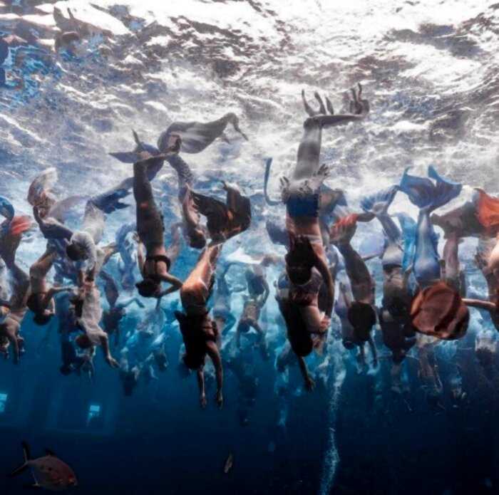 110 русалок собрались в одном бассейне в Китае
