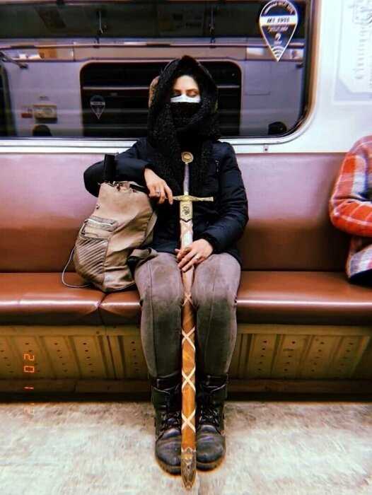 19 модных персонажей, которые ехали в метро и дивили окружающих своими «стильными» нарядами