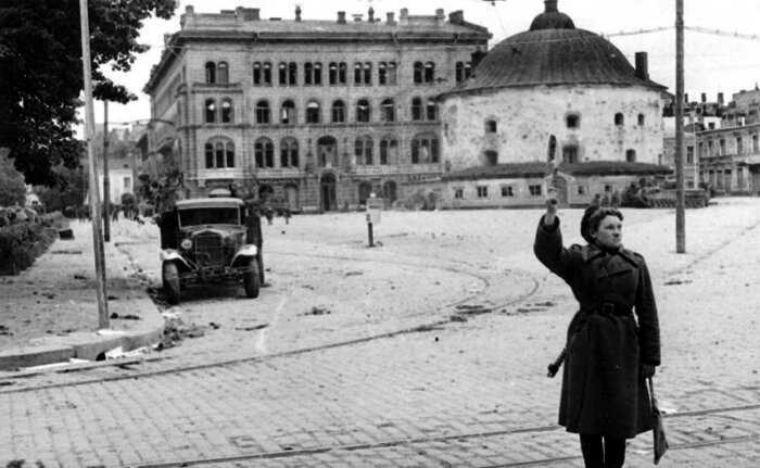 ФОТОГРАФИИ ВЕЛИКОЙ ОТЕЧЕСТВЕННОЙ ВОЙНЫ: ЖЕНЩИНА НА ВОЙНЕ