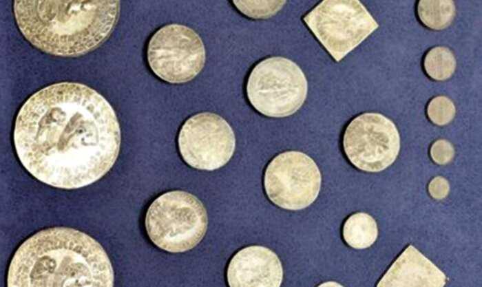 Люди пришли прибирать запечатанную квартиру и нашли чемодан, куда почти 100 лет собирали ценные монеты