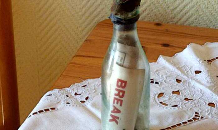 Пара пенсионеров нашла бутылку, которая провела в море 108 лет: внутри лежало письмо на трех языках