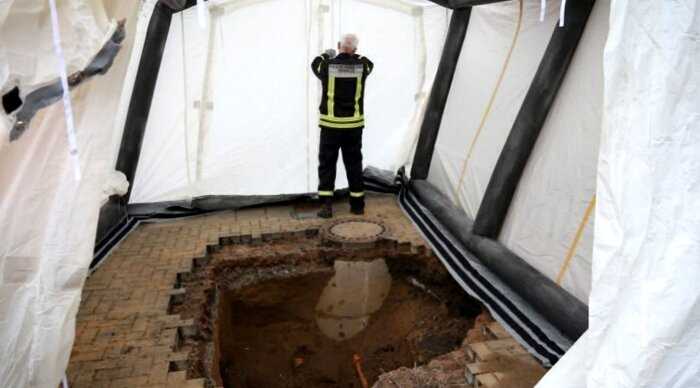 В Германии при ремонте плитки на парковке нашли восьмиметровый туннель, ведущий к банку