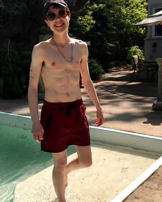 Эллиот Пейдж разделся у бассейна, чтобы впервые показать, как выглядит его тело после удаления груди